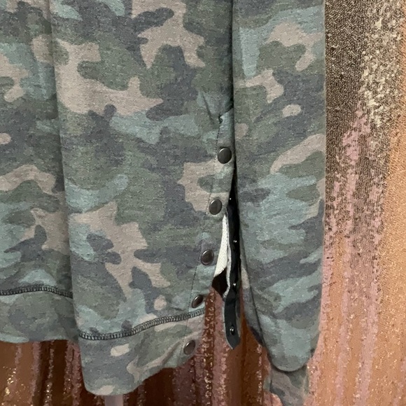 Camo Side Snaps Weekender Top - Picture 5 of 12